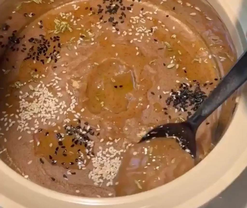 مقطع متداول تشارك فيه فتاة أسهل طريقة لتحضير محلى التمر ❤️😋