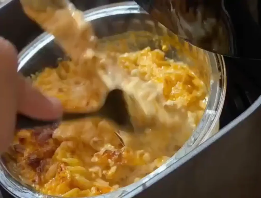 مقطع متداول تشارك فيه فتاة طريقة تحضير أسرع باستا بالقلاية الهوائية 🍝😍