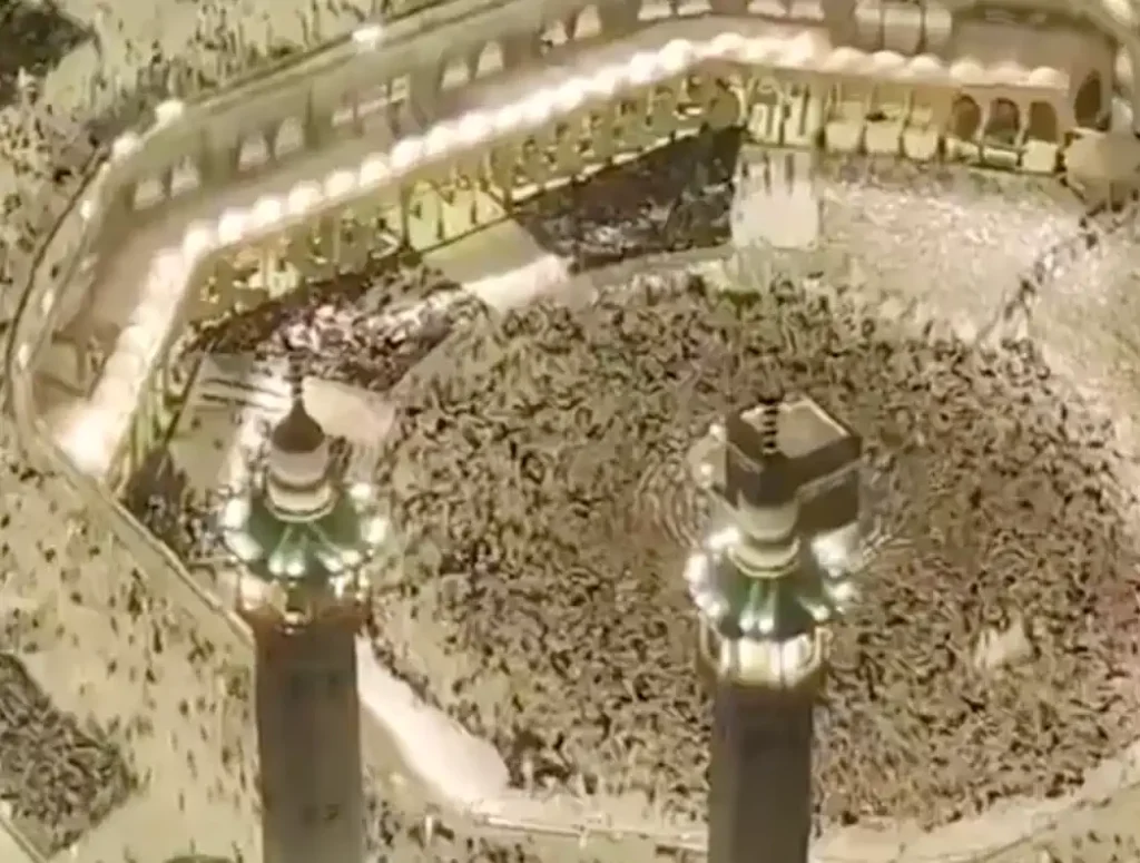 مقطع متداول يبرز ضخامة توسعة الحرم وكثرة الأعداد اللي تسهر وتعمل علشان راحة المعتمرين، وما نقول إلا الله يعز هالدولة ويحميها 🇸🇦