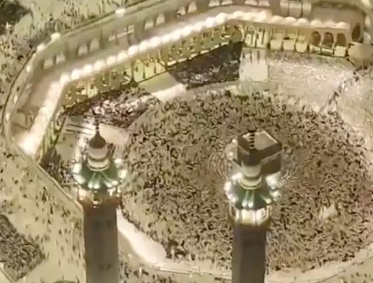 مقطع متداول يبرز ضخامة توسعة الحرم وكثرة الأعداد اللي تسهر وتعمل علشان راحة المعتمرين، وما نقول إلا الله يعز هالدولة ويحميها 🇸🇦