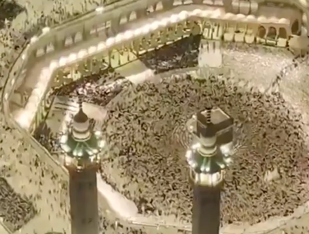 مقطع متداول يبرز ضخامة توسعة الحرم وكثرة الأعداد اللي تسهر وتعمل علشان راحة المعتمرين، وما نقول إلا الله يعز هالدولة ويحميها 🇸🇦