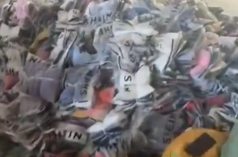 مشاهد صادمة داخل مصانع شي إن، تكدّس ملابس وعمال يفرزونها على الأرض