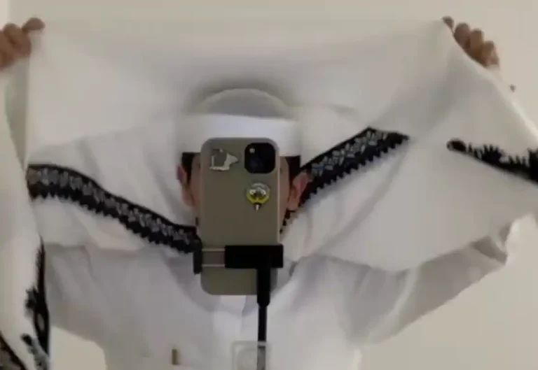 مقطع متداول يوضح فيه شاب طريقة عصبة الرأس