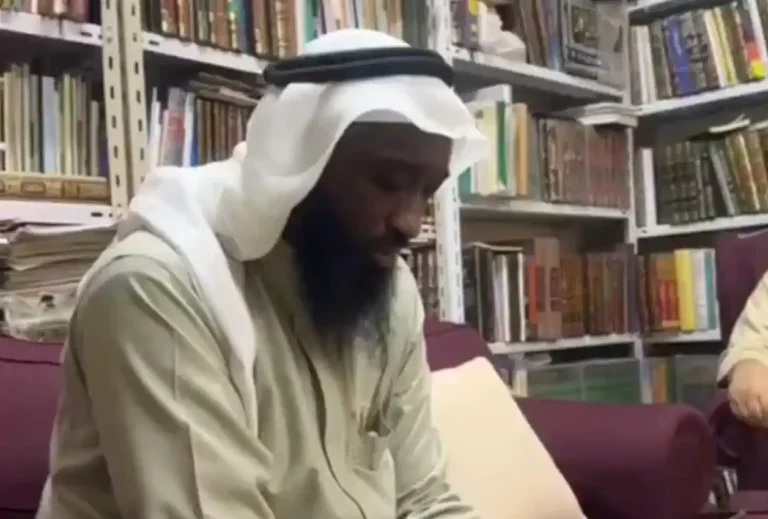 متداول: رجل يتلو القرآن بصوتٍ عذب يبعث الطمأنينة ويأسر القلوب.