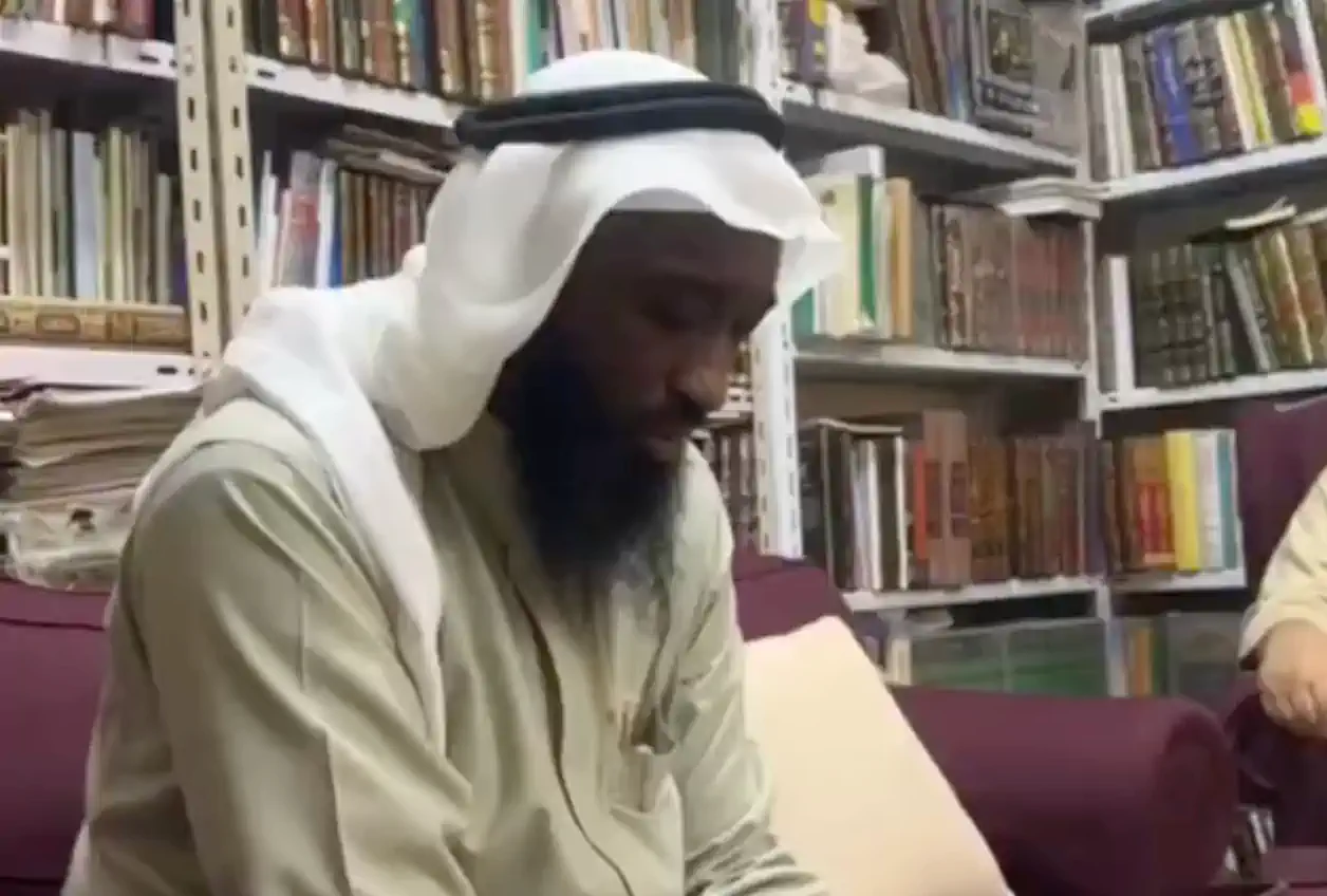 متداول: رجل يتلو القرآن بصوتٍ عذب يبعث الطمأنينة ويأسر القلوب.