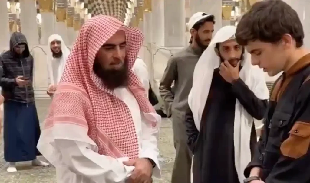 فتى روسي يتلو آية مؤثرة من سورة البقرة على الشيخ اللحيدان