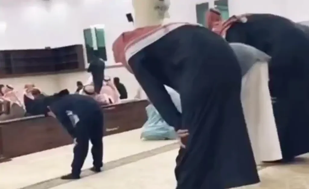 طفل سعودي بعمر 7 سنوات يؤمّ المصلين في مسجد