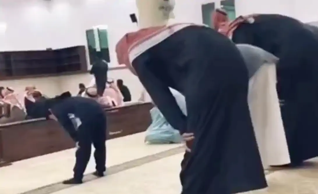 طفل سعودي بعمر 7 سنوات يؤمّ المصلين في مسجد