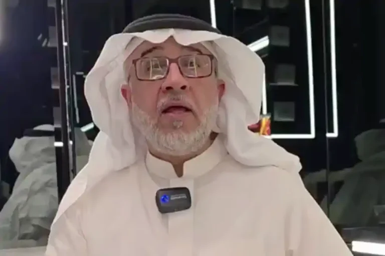 شخص يشرح الطريقة الصحيحة والآمنة لاستخدام العطر وتجنّب أضراره.